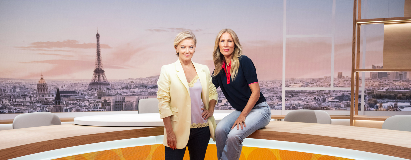 Plateau de Télématin avec vue sur la Tour Eiffel. Devant sur le côté droit, Maya Lauqué et Agathe Lecaron