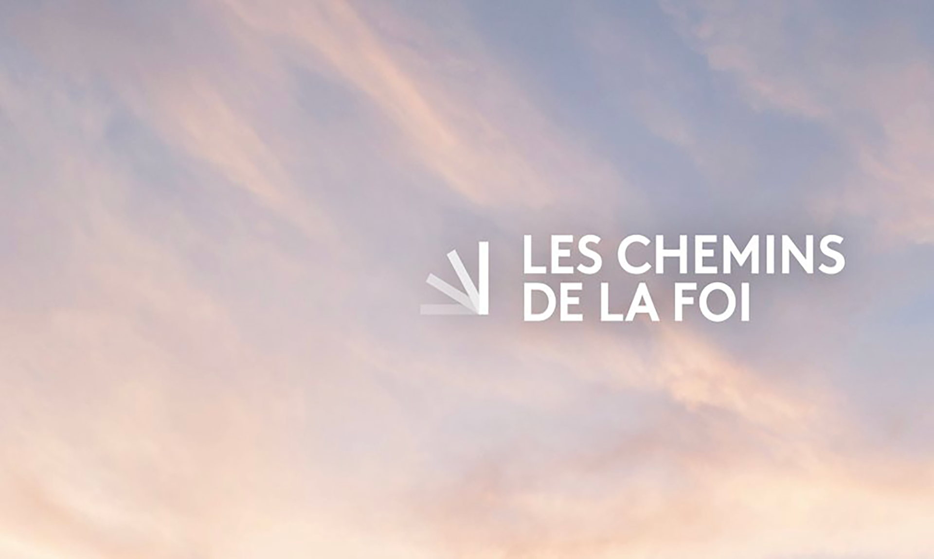 Ciel nuageux rose avec sur le côté droit le logo blanc "Les chemins de la foi"