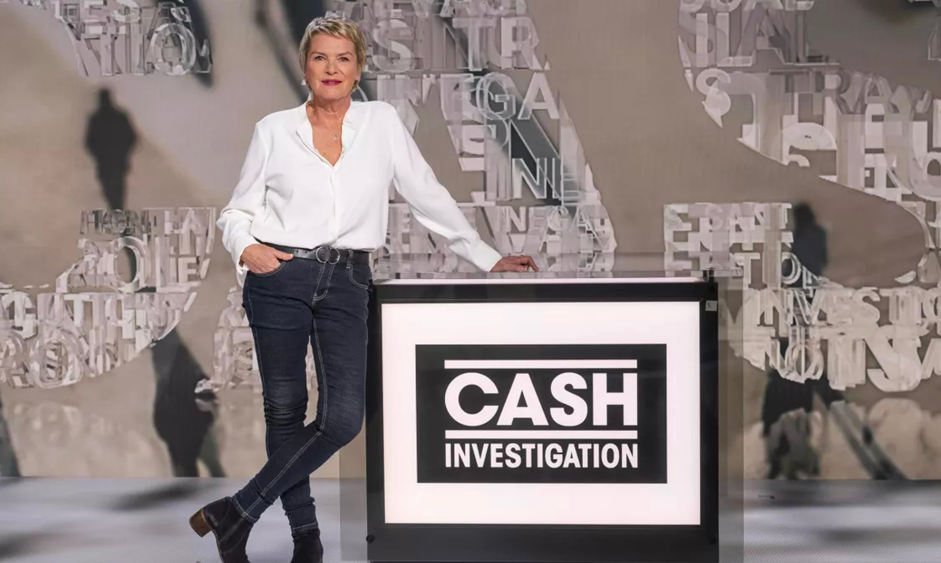 Plateau de Cash Investigation. Elise Lucet adossée à la table "Cash Investigation"