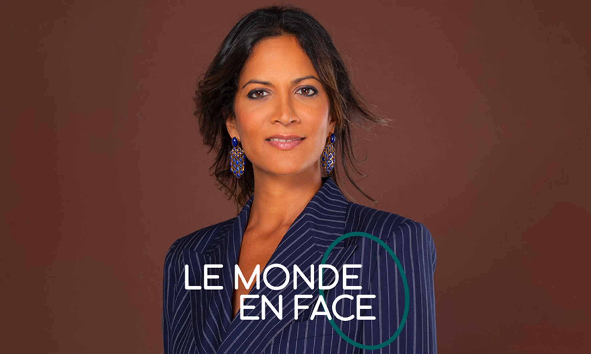 Fond marron avec au centre Aurélie Casse et le logo Le Monde en Face
