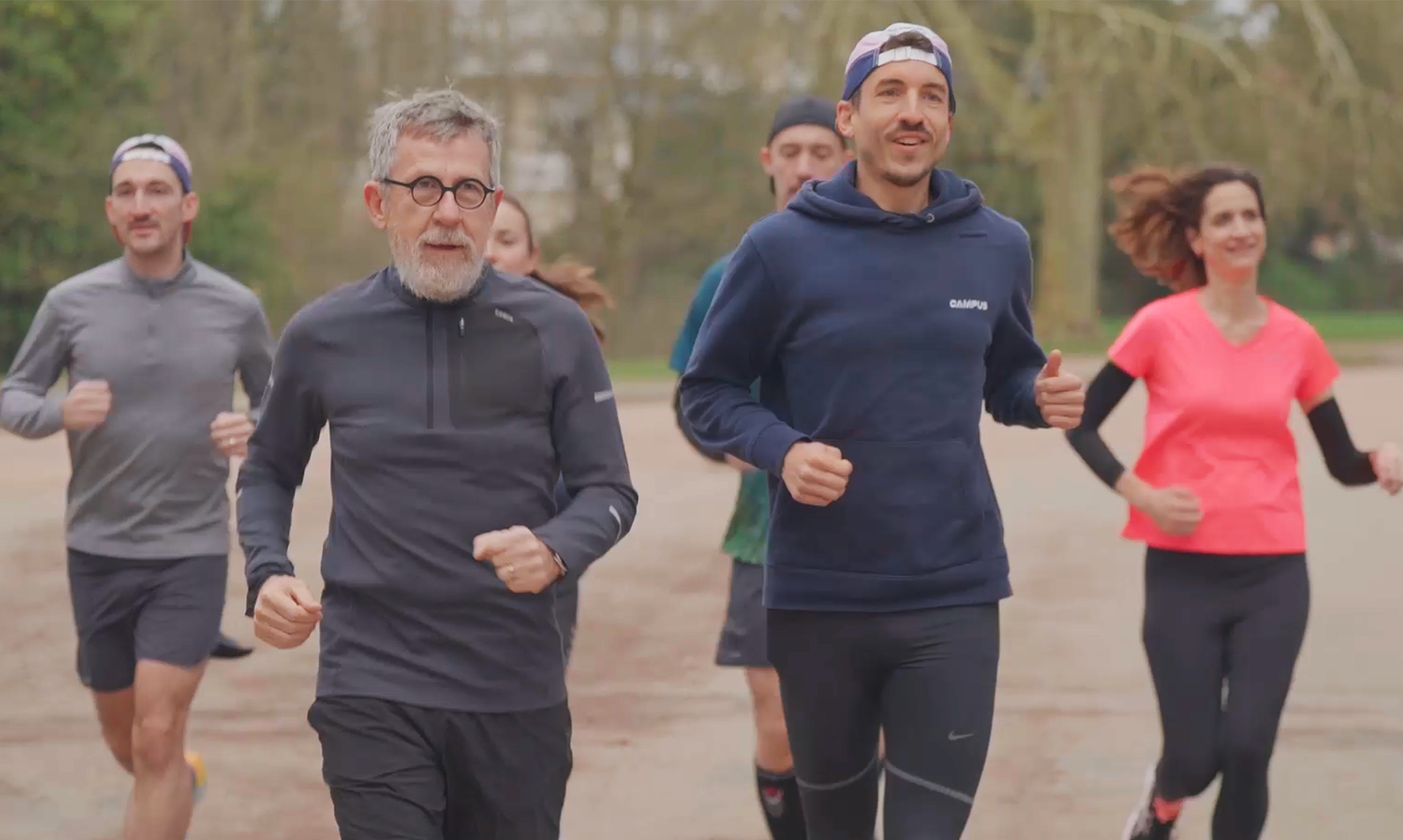 Jamy Gourmaud en tenue de running en train de courir auprès d'autres coureurs