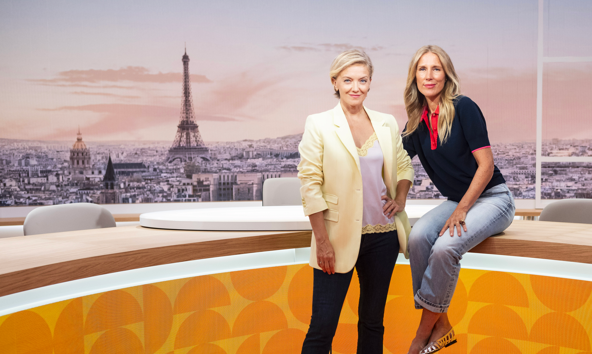 Plateau de Télématin avec vue sur la Tour Eiffel. Devant sur le côté droit, Maya Lauqué et Agathe Lecaron