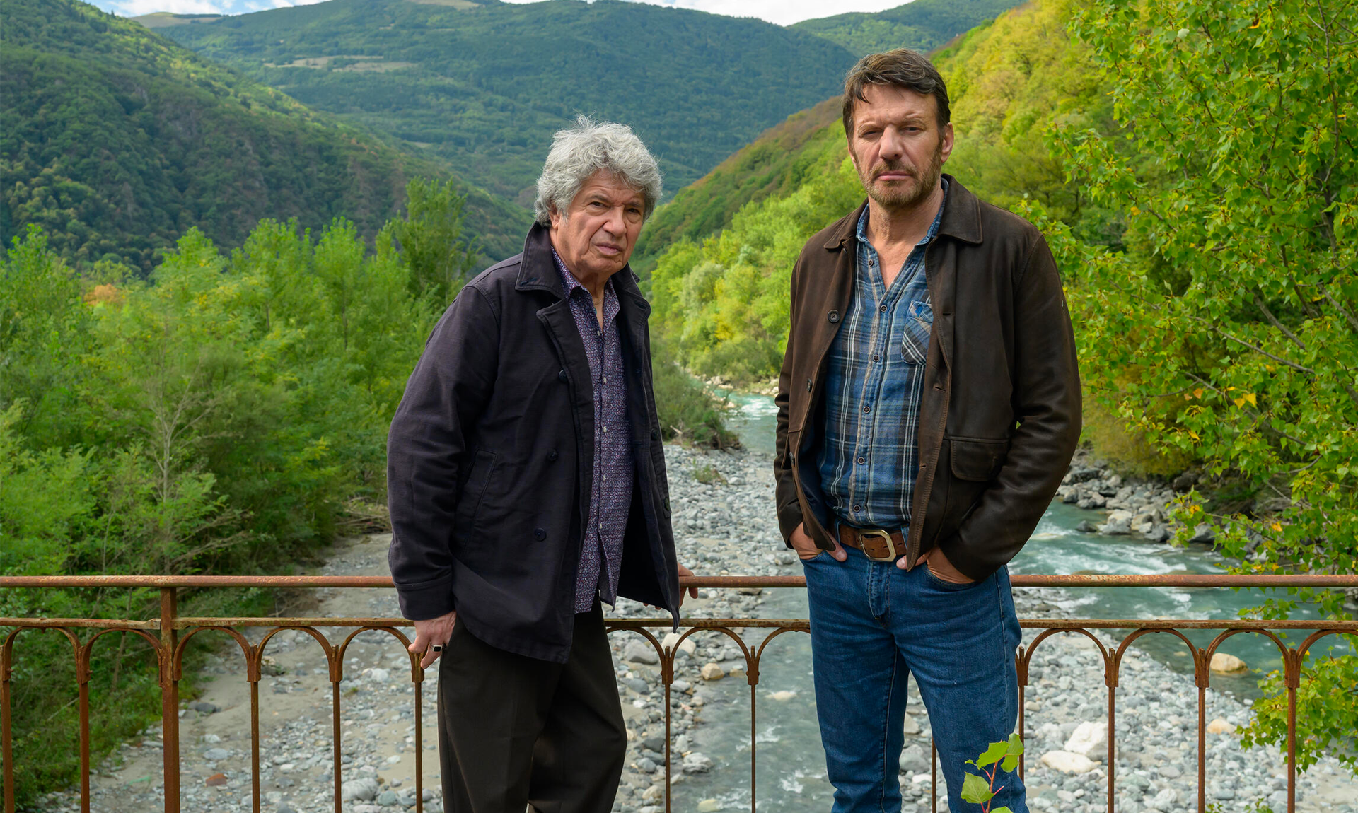 Lionnel Astier et Samuel Le Bihan debout. Derrière eux une rivière avec des arbres.